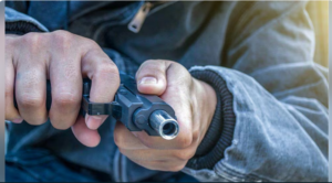 Asaltan a empleado de una cancha de fútbol en Luquelandia