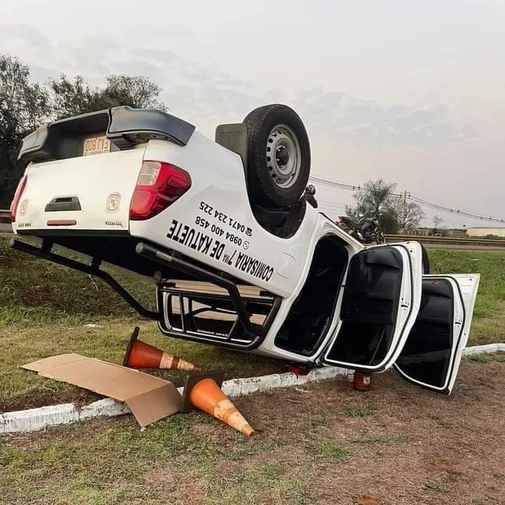 Patrullera volcó por culpa de motoca