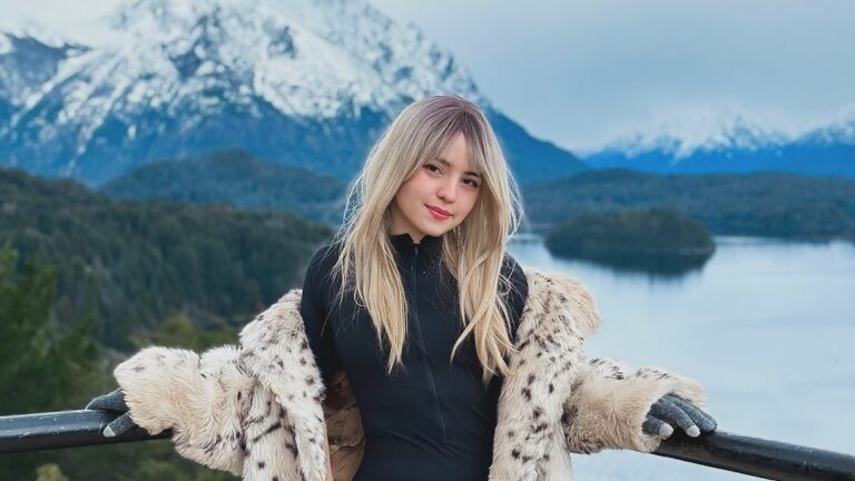 [GALERÍA] “Onichán” llegó a Bariloche y ya presumió de sus curvas junto a la nieve