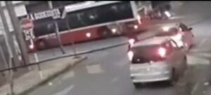 Bus arrolla a dos agentes del grupo Lince en Asunción