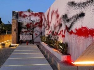 (VIDEO) ¡Activistas del medio ambiente atacan casa de Messi en Ibiza!