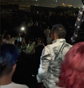 [VIDEO] Con lluvia y sin luz, pero el Chiche cantó acapela para su público paraguayo