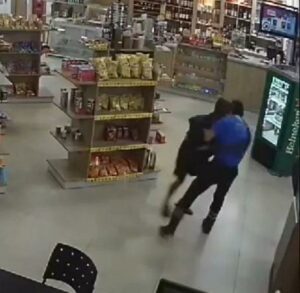 (VIDEO) Péndex con machete intentó asaltar un surtidor de Luque