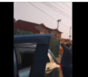 (VIDEO) Detienen a un tarado que amenazaba al rollo con un arma de réplica