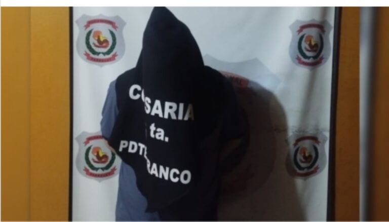 Por un control remoto casi mató a su lapa tirándola de las escaleras