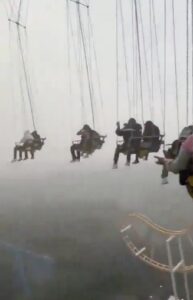 [VIDEO] ¡Nde tavy! Por culpa de la lluvia quedaron atrapados en un parque a 74  metros de altura