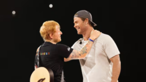 [VIDEO] ¡Qué nivel! Actor de “Thor” fue el baterista de Ed Sheeran