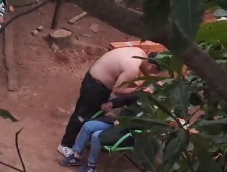 (VIDEO). Arriero infeliz fue filmado golpeando a su pareja y madre de sus hijos