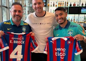 Jugador de la sele Brasil mostró en sus redes su regalo: Una camiseta de Cerro