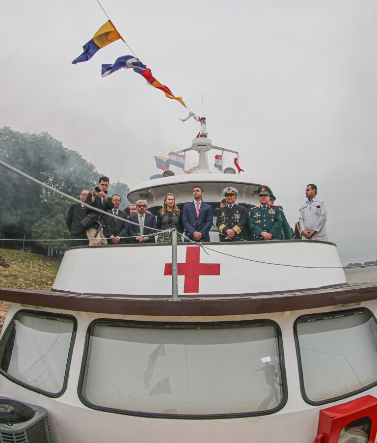 Convierten el yate presidencial en hospital para ribereños