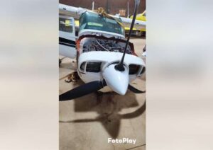 Avioneta aterriza de emergencia  sobre la ruta en Guayaibi