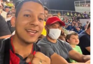 ¡Apareció curioso video de “Tito” Torres viendo el partido de Paraguay desde el sector de la hinchada rapai!