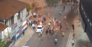 (VIDEO). Bolonki jeyma entre hinchas del Kure y polis en las inmediaciones del Defensores