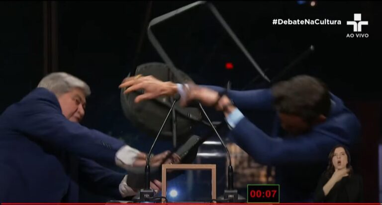 (VIDEO) Debate de candidatos terminó a los sillazos: uno fue a parar al hospital