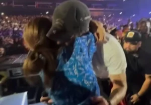 Emotivo abrazo de Enrique Iglesias a su hermana cuando la vio en su concierto