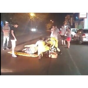 (VIDEO)Motoca cayó sobre asfalto y se quedó dormido