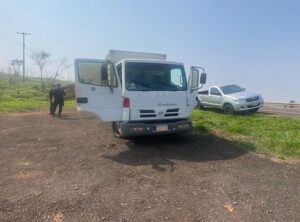 Mondaha “disfrazados” de polis detienen y asaltan un camión