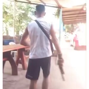 (VIDEO)Hijo infeliz amenazó con arma a su madre y fue preso