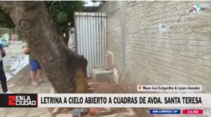 (VIDEO)Pusieron letrina en plena calle para los puercos