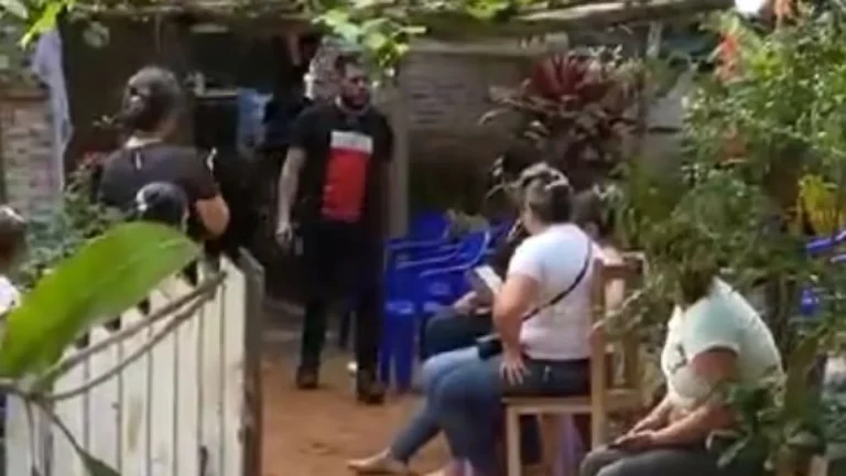 (VIDEO) Yaguarón: ¡Hijos se agarraron a puñetazos por la herencia upéi de enterrar a su mamá!