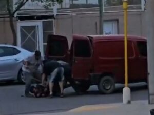 (VIDEO) “¡Ayuda, Ayuda!”: testigo registró el momento en el que intentan secuestrar a un hombre