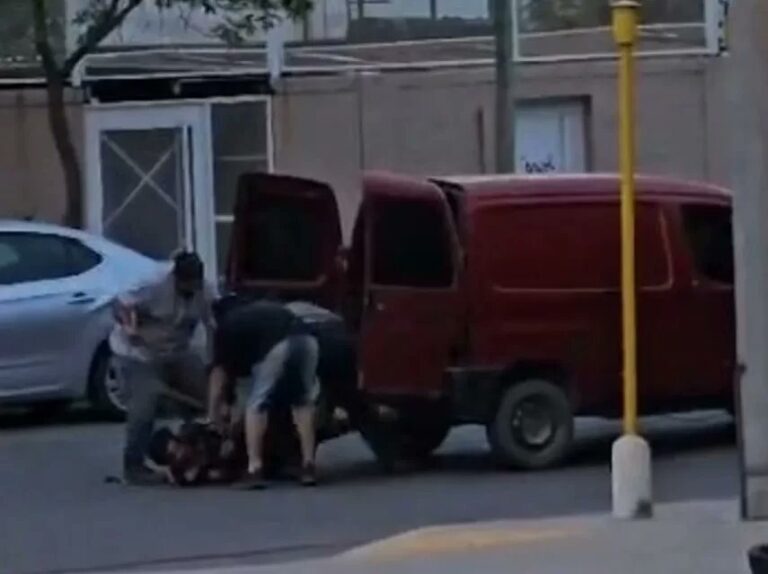(VIDEO) “¡Ayuda, Ayuda!”: testigo registró el momento en el que intentan secuestrar a un hombre