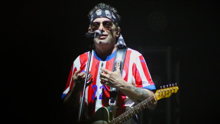 [VIDEO] ¡Andrés Calamaro le dedicó su show a un DT del fútbol paraguayo y causó roncha!