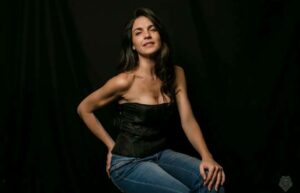 [VIDEO] ¡Conductora de TV tiró un tip aplaudido por el rollo para aguantar la ola de calor!