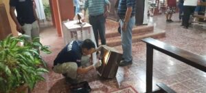 ¡Por Halloween orinaron y defecaron en una iglesia y usaron mantel sagrado para limpiarse!