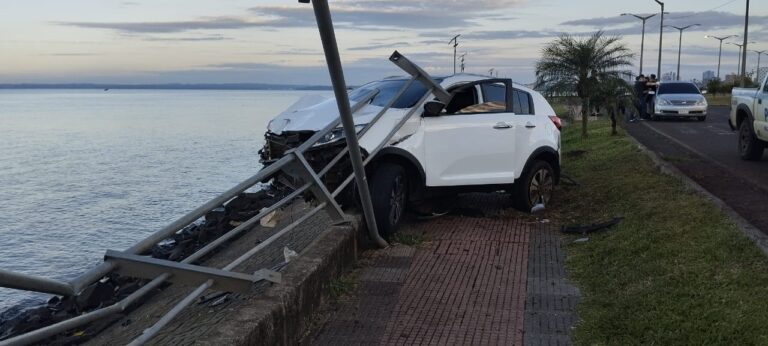 Encarnación: Conductora se quedó dormida y casi cae al Río Paraná