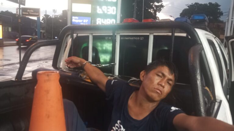 Casi termina en tragedia: Tras discusión, clavó a su rival
