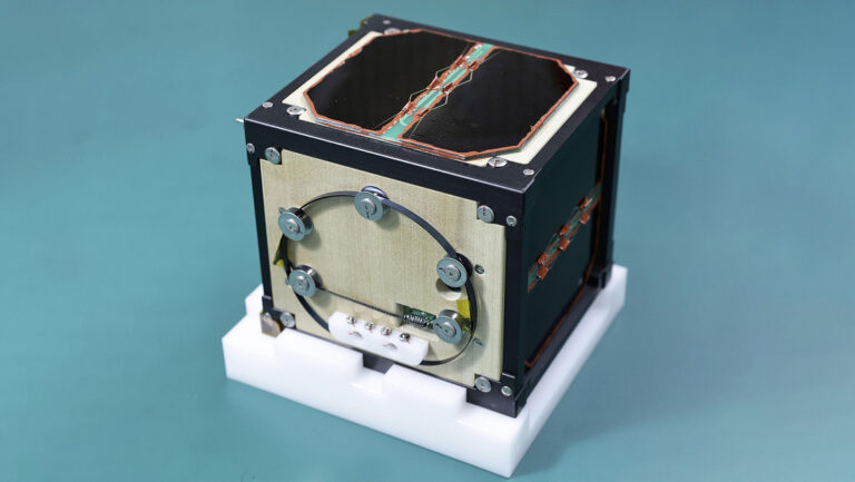 Lanzan el primer satélite hecho de madera del mundo