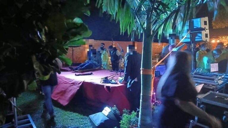Cayó toldo y dejó chalai a dos en Villarrica