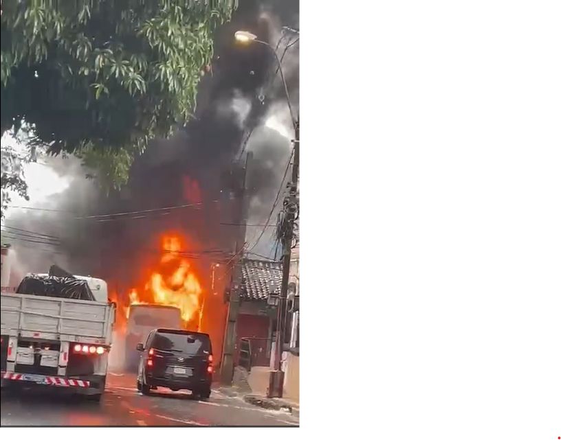 Popular / (Video) Colectivo chatarra se incendió en pleno centro de San ...