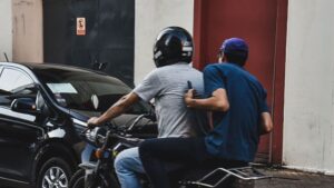 (VIDEO)Mujeres en moto son atacadas por delincuentes