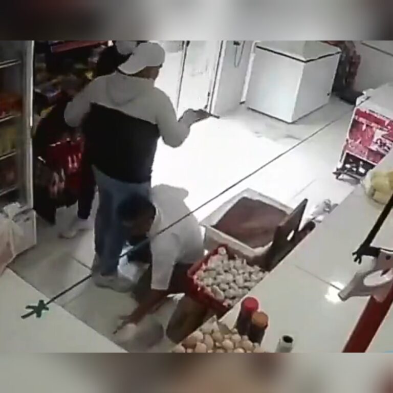 (VIDEO) Delincuentes pelaron una carnicería a punta de pistola