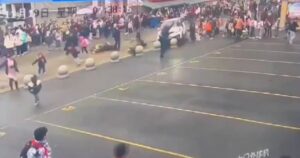 (Video) Detienen a un hombre que atropelló a varios niños frente a una escuela en China