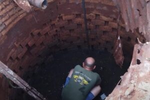 (Video) Tragedia: ¡Dos bebés mueren al caer en pozos!