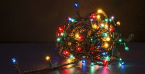 Ma’ena anga! Niño muere tras enchufar lucecitas navideñas