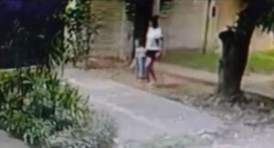 (Video) Detienen a una mamá que hurtó una maleta a una turista curepa