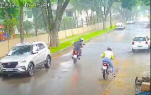 (Video) Ñemoti: una pareja de paraguayos robó una moto en Foz