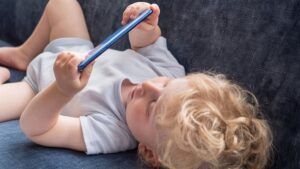 Ni celulares ni tablets antes de los 3 años: advierten sobre aumento de casos de miopía