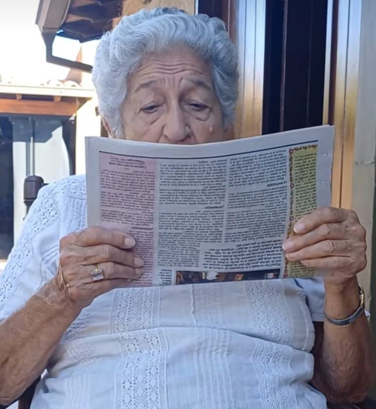 (VIDEO)¡Abuelita es fanática del Popu y lee de maravilla!