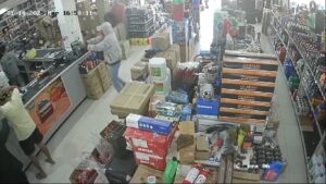 En 20 segundos asaltan local de venta de repuestos y se llevan 3 millones