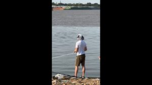 (Video) “Porque quemarse es peor”, joven improvisó un sombrero de pesca con su boxer