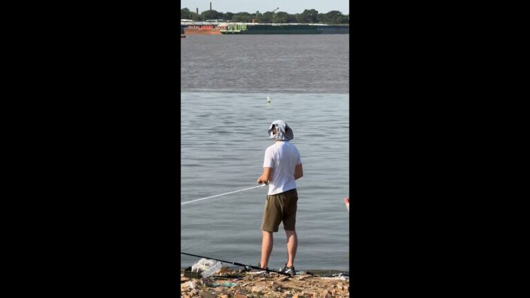 (Video) “Porque quemarse es peor”, joven improvisó un sombrero de pesca con su boxer