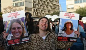 Las tres rehenes israelíes liberadas en Gaza ya fueron entregadas por Hamas a la Cruz Roja