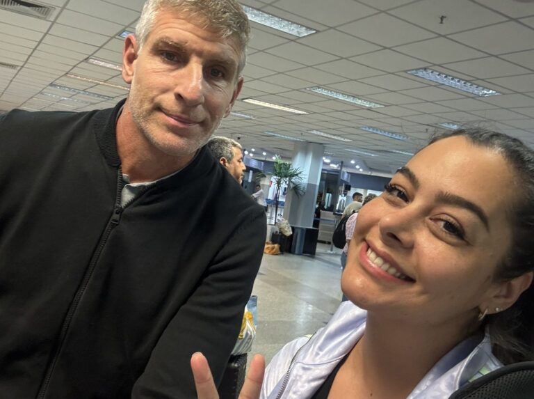 Le trozan a Lari por sacarse esta foto con Palermo, estando él de duelo: “Me disculpan, tenía que ser cholula”