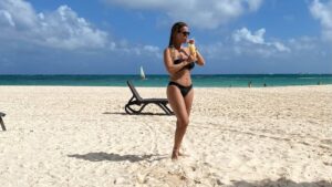 ¡Andate con la cincuentona, esa… La cincuentona… Male Caballero presume de su cuerpazo en la playa!