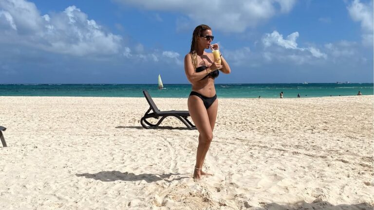 ¡Andate con la cincuentona, esa… La cincuentona… Male Caballero presume de su cuerpazo en la playa!